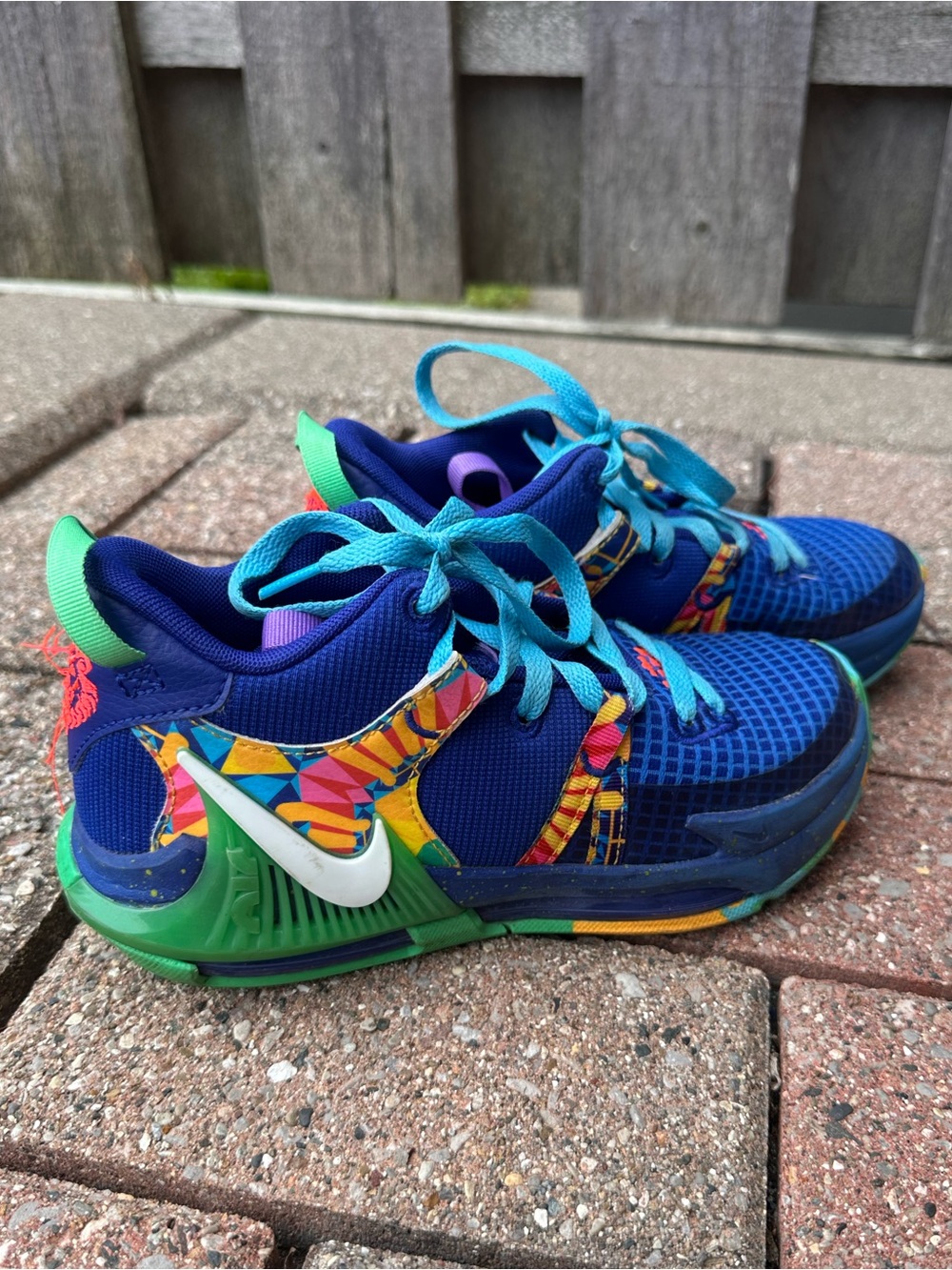Kids Nike LeBron Witness 7 Mid Kaleidoscope Basketball Shoes Size 3.5Y